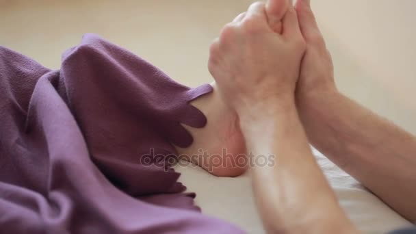 Mężczyzna masażysty czy masaż stóp z kobietą — Wideo stockowe