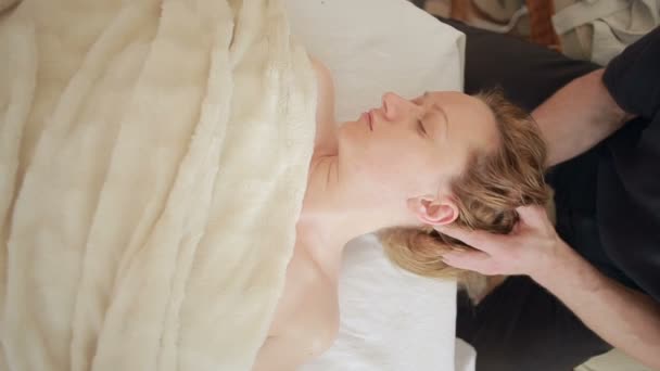 Masajista Masculino haciendo masaje facial y de cabeza a mujer . — Vídeos de Stock