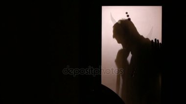 Bir cam kapının arkasında bir adam silüeti. İş elbisesi değişiyor. Adam kötü hissettim, o başını tutar. Alkollü sarhoşluk. sarhoş