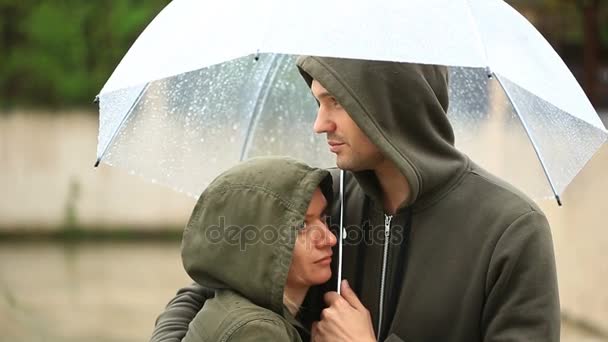 Desapontado com o tempo, fique sob o guarda-chuva durante a chuva. Casal - homem e mulher — Vídeo de Stock