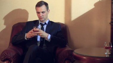 Bir kız Dantelli iç çamaşırı birine onu oturan bir kadeh konyak ile acımasız bir sandalyede bekliyor bir takım geliyor.