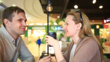 açık bir kafe aşık çift. Bir tarihte güzel kadın ve erkek