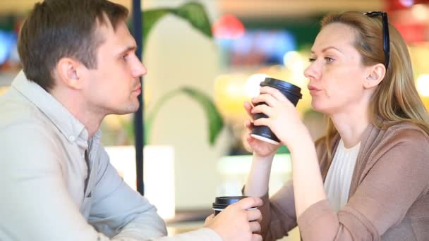 Couple amoureux dans un café en plein air. Homme et belle femme à un rendez-vous — Video