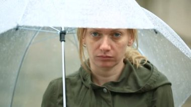 Yağmur sırasında Şemsiye Altında Duran Hava 'dan bıkmıştım. Mutsuz kadın