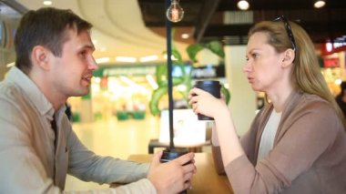 açık bir kafe aşık çift. Bir tarihte güzel kadın ve erkek