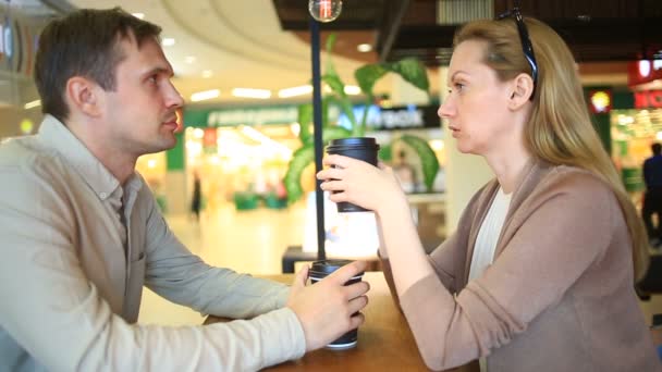 Verliebtes Paar in einem Café im Freien. Mann und schöne Frau bei einem Date — Stockvideo