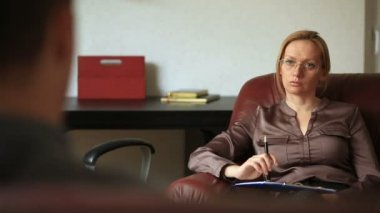 İstişare bir psikolog, bir kadın terapist danışmanlık bir adam bir anksiyete bozukluğu olan bir hastada psikopati.