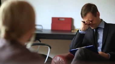 İstişare bir psikolog. Depresyon bir kadın ile erkek psikolog danışır