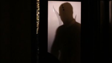 Siluet uzaklaşmış erkek ve kadınların bir cam kapının arkasında.