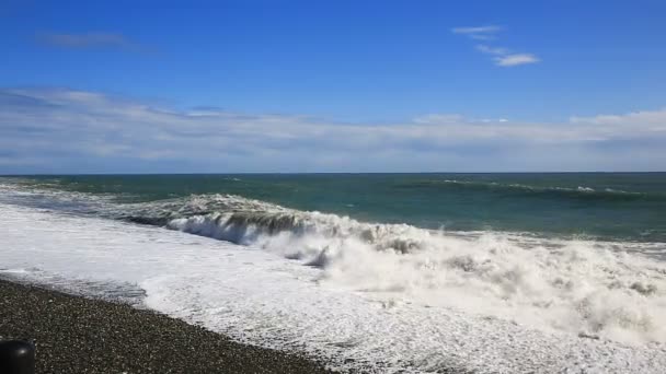 Tormenta marina, enormes olas de espuma se rompen contra las piedras — Vídeo de stock