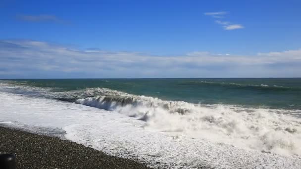 Tormenta marina, enormes olas de espuma se rompen contra las piedras — Vídeos de Stock