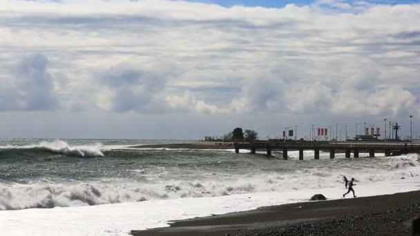Havet storm, enorma vågor av skumbildning bryts mot stenar — Stockvideo