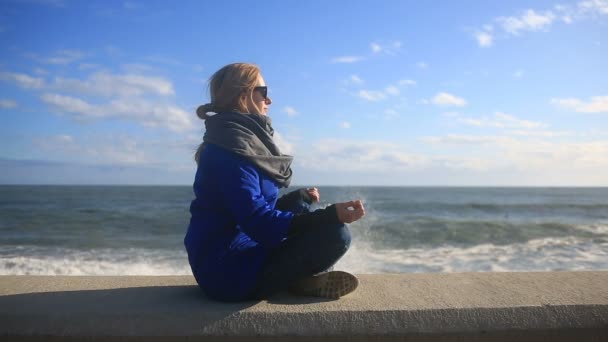 La mujer está meditando en la playa durante una tormenta. Ecuanimidad, resistencia al estrés — Vídeo de stock