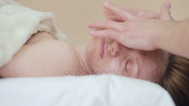 Yüz ve kafa masaj için kadının işi erkek masaj terapisti.