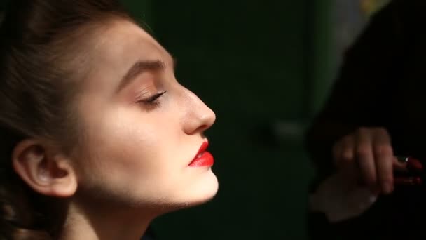 Del av attraktiv kvinna ansikte med mode röda läppar makeup. — Stockvideo