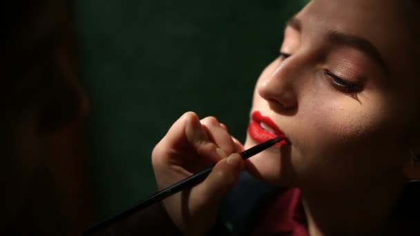 Teil der attraktiven Frau Gesicht mit Mode rote Lippen Make-up. — Stockvideo