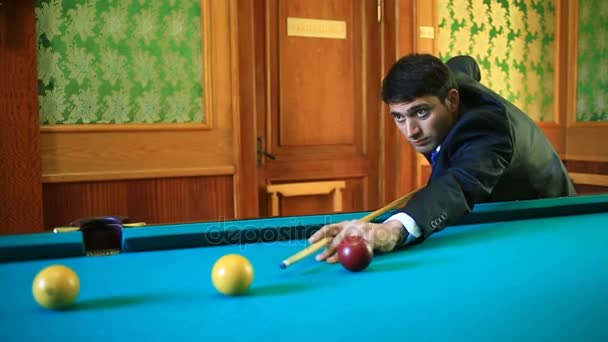 Playing billiards is shooting. Two men in suits play snooker. — Stock Video