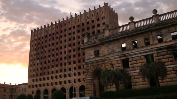破壊された議会、アブハジア、2017 年 4 月 30 日、時間経過の建物 — ストック動画