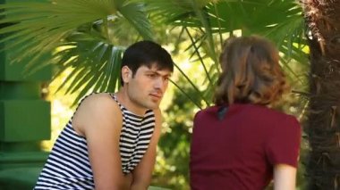 Bir erkek ve bir kız retro tarzı bir mesafede konuşmamızı