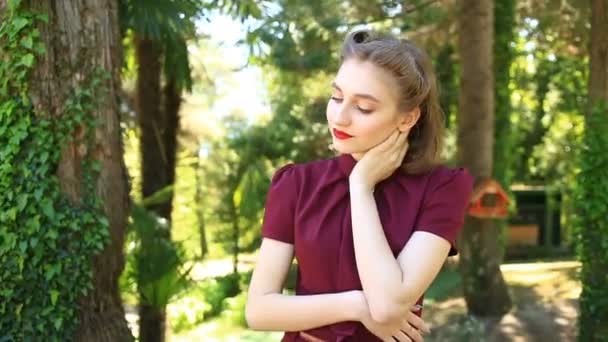 Menina pin-up feliz em um vestido estilo retro. Menina com emoções positivas. Menina feliz sorrindo, flertando . — Vídeo de Stock