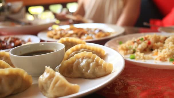 Amigos comen comida china en un restaurante chino — Vídeo de stock