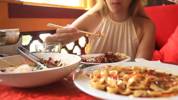 Друзья едят китайскую еду в китайском ресторане — стоковое видео