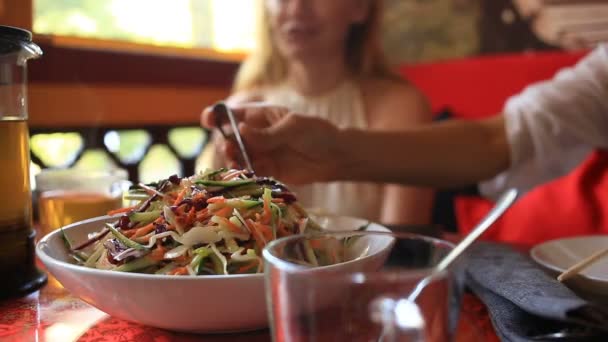 Φίλοι τρώει κινέζικο φαγητό σε ένα κινέζικο εστιατόριο — Αρχείο Βίντεο