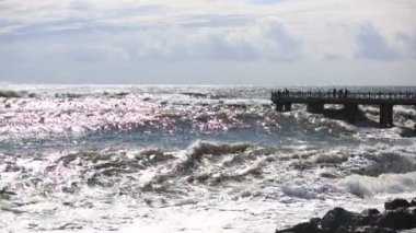 Deniz fırtına, köpük, dev dalgaları karşı taş plaj koptu.
