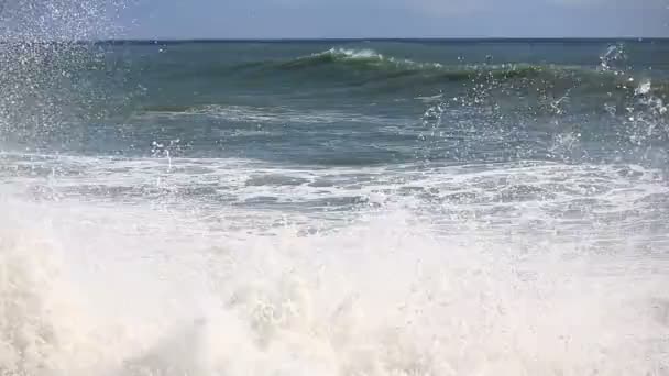 Tempestade marítima, enormes ondas de espuma são quebradas contra a praia de pedra — Vídeo de Stock