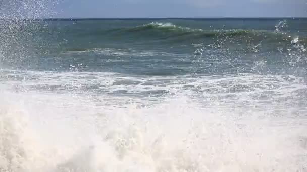 Burza na morzu, ogromne fale piany są łamane przeciwko kamienistej plaży — Wideo stockowe