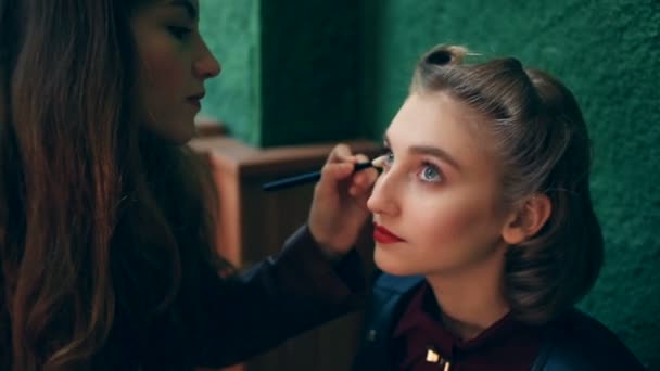 Professionele make-up artiest werkt aan een model. Retro make-up — Stockvideo