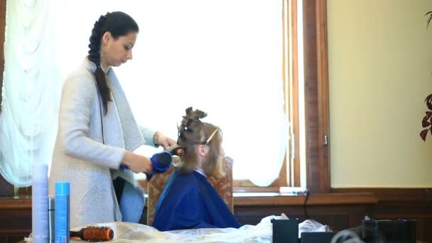 A hairdresser puts her hair through a hair dryer with a girl with short hair. Hairstyle retro — Stock Video