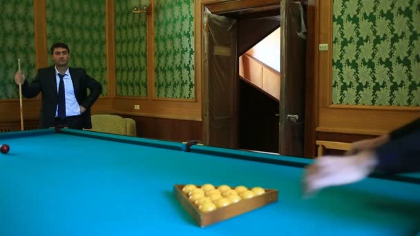 Billard spielen ist Schießen. Zwei Männer in Anzügen spielen Snooker. Billard, Retro — Stockvideo