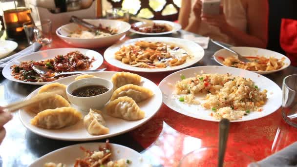 Freunde essen chinesisches Essen in einem chinesischen Restaurant. — Stockvideo