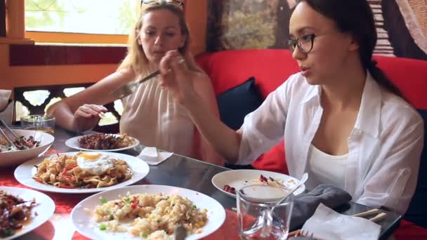 Vrienden eten Chinees in een Chinees restaurant. — Stockvideo