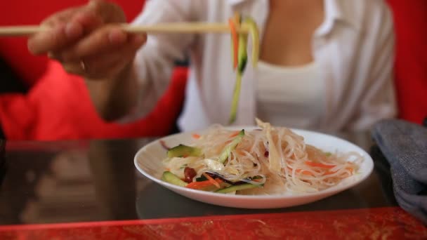 Mujer comer comida china en un restaurante chino . — Vídeo de stock