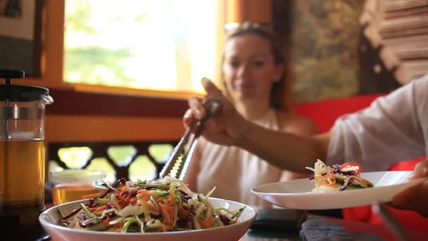 Amigos comen comida china en un restaurante chino . — Vídeos de Stock