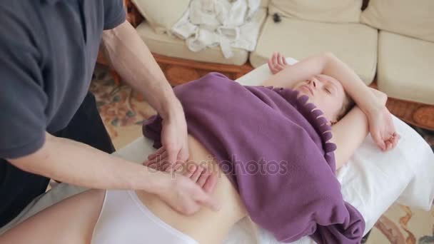 A male masseur makes a womans stomach massage. Anticellulite massage — Stock Video