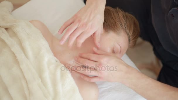 Masajista Masculino haciendo masaje facial y de cabeza a mujer . — Vídeos de Stock