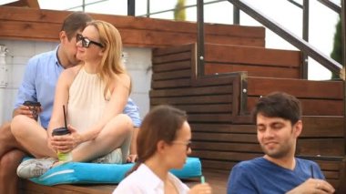 Arkadaşlar gayri resmi bir açık kafede kahve ve sohbet iç. Fast food