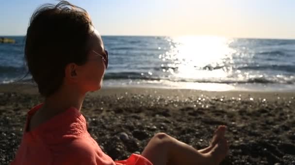 Retrato de mulher bonita na praia closeup. menina vista com óculos de sol sorrindo — Vídeo de Stock