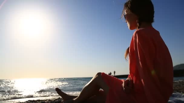 Retrato de una hermosa mujer en el primer plano de la playa. ver chica con gafas de sol sonriendo — Vídeos de Stock