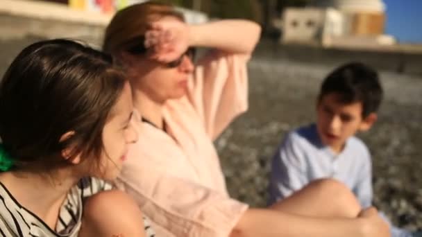 Kinderen met moeder eten pizza op het strand — Stockvideo
