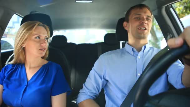 Paar rijden in de auto, een man en een vrouw rijden samen in de auto door de straten van de stad en kijk rond — Stockvideo