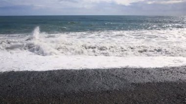 Deniz fırtına, köpük, dev dalgaları karşı taş plaj koptu.