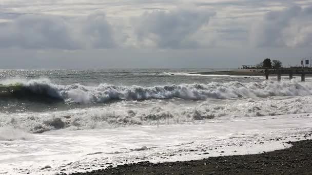 Морской шторм, огромные волны пены разбиваются о каменный пляж — стоковое видео