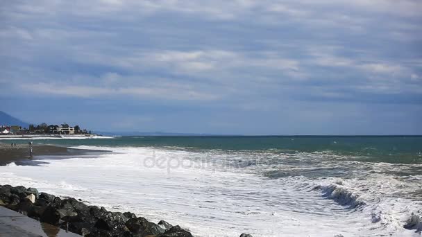 Tormenta marina, enormes olas de espuma se rompen contra la playa de piedra — Vídeos de Stock