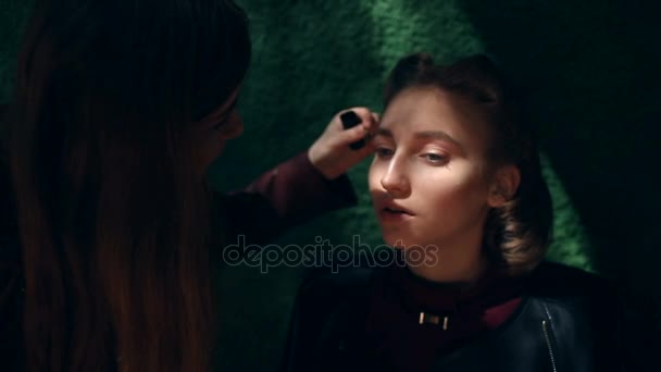 Maquillador profesional trabajando en una modelo. Maquillaje retro — Vídeos de Stock
