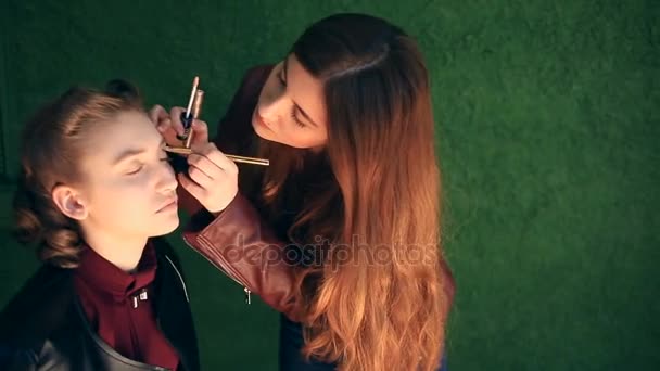 Profissional compõem artista trabalhando em um modelo. Maquilagem retrô — Vídeo de Stock