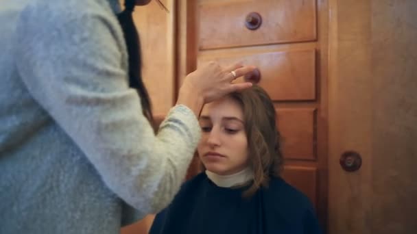 Un coiffeur met ses cheveux dans un sèche-cheveux avec une fille aux cheveux courts. Coiffure rétro — Video